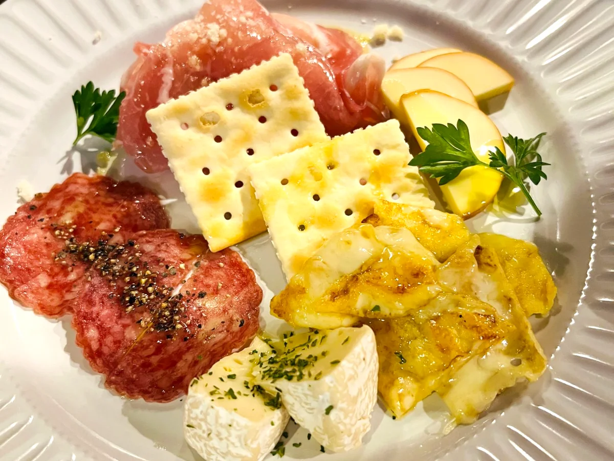 生ハムとチーズの盛り合わせ
