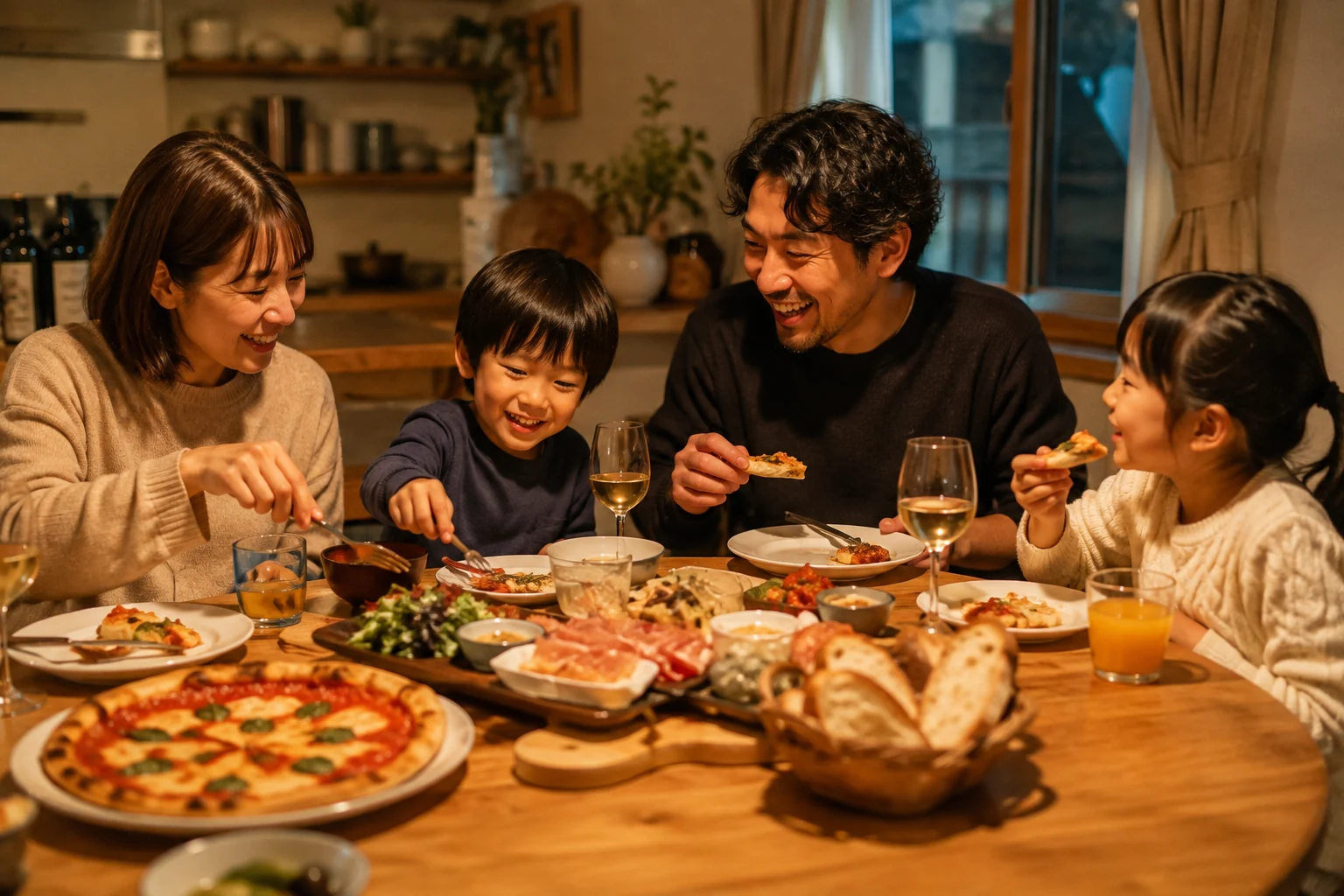 家族4人がイタリアン料理を囲んで笑顔で食事する様子